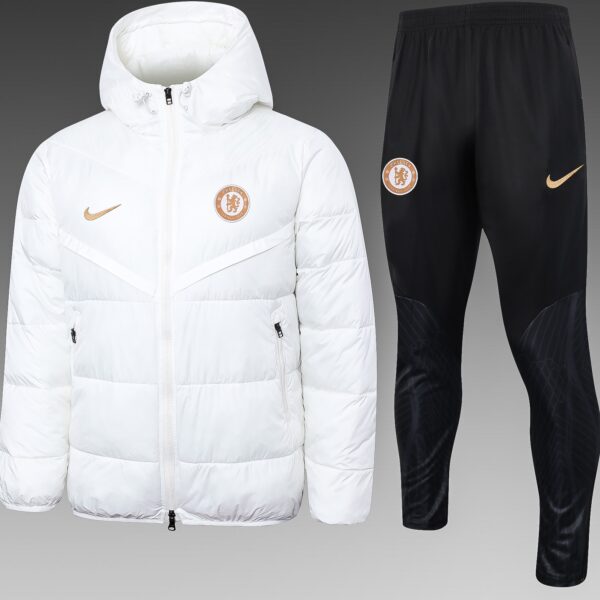 מעיל  בצבע לבן צ'לסי